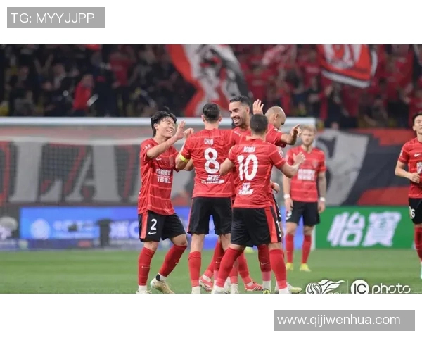 恒大足球与上海队激战正酣比分悬念引发球迷热议